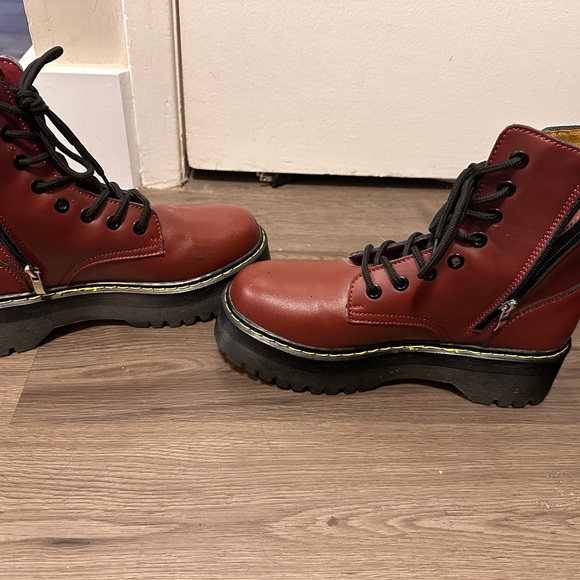 Maroon winter boots - Picture 2 of 4